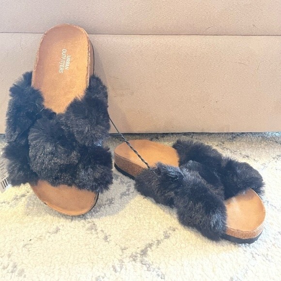 NWT Urban Outfitters Criss Crossed Black Faux Fur Slide Sandals 7 - Picture 2 of 6